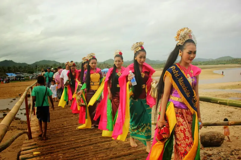 upacara bau nyale – lombok, nusa tenggara barat